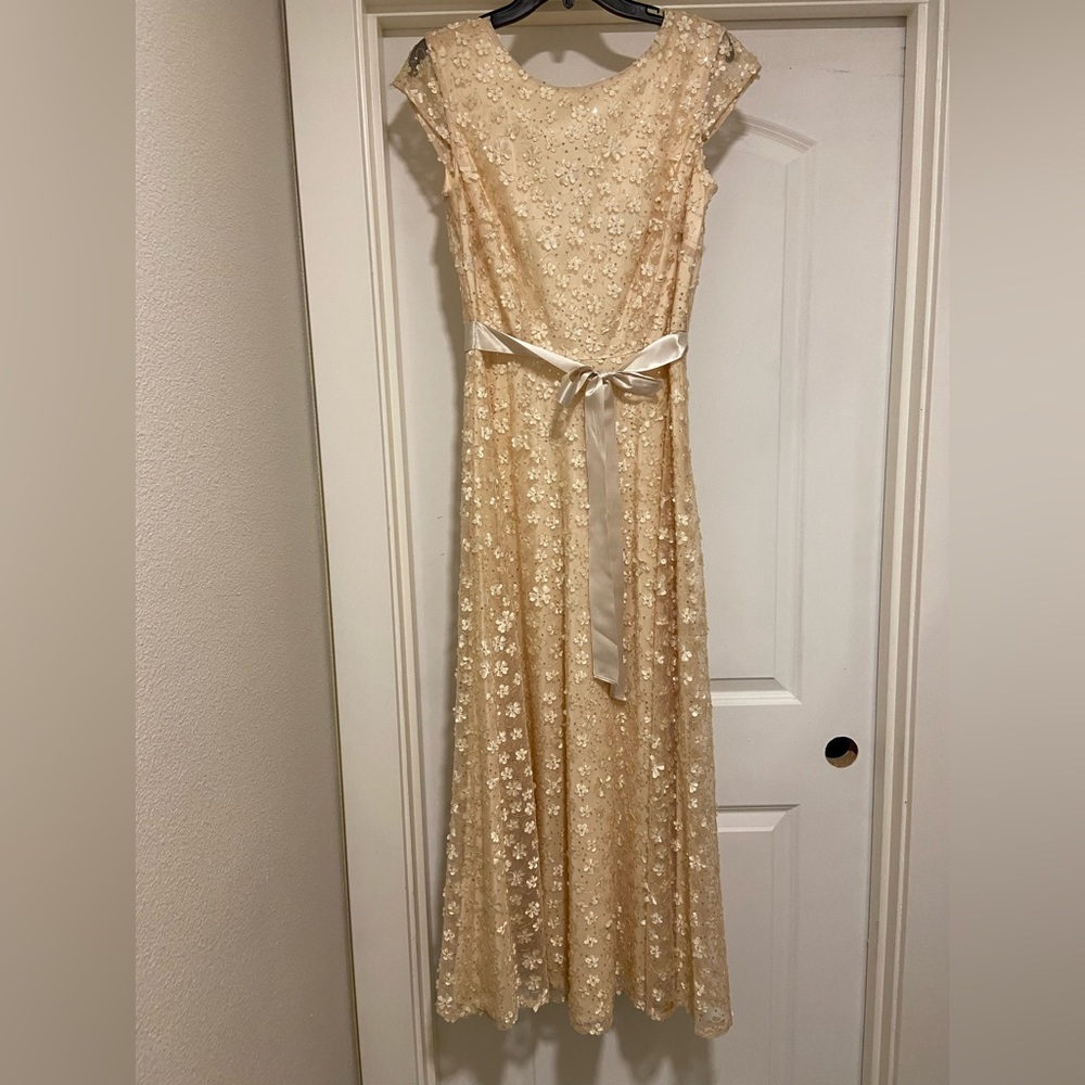 STUNNING flower detail Evening Gown Tahari Arther S Levine